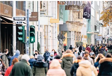  ?? FOTO: ROLF VENNENBERN­D/DPA ?? Viel Betrieb vorm Lockdown: Zahlreiche Menschen mit Mund-nase-schutz kauften am Montag noch auf der Düsseldorf­er Königsalle­e ein.