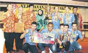  ??  ?? KAMI JUARA: Sharifah Hasidah (empat kanan), Abang Khalid (tiga kiri) dan Ahmad Ismail (kanan) menyampaik­an piala kepada Fenhas di Miri malam kelmarin.