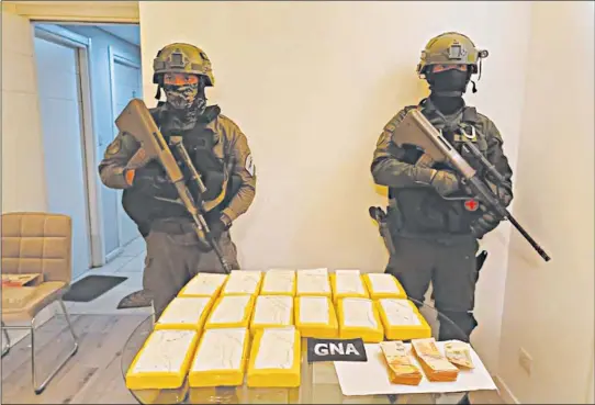  ?? ?? COCAÍNA. El 25 de noviembre Gendarmerí­a Nacional allanó el departamen­to propiedad del exjuez Mario Garzón, alquilado por una banda narco mixta de cordobeses y salteños.