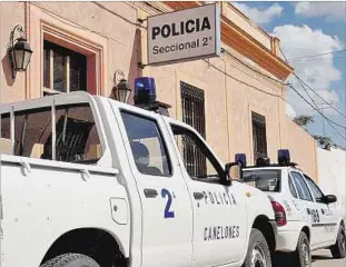  ??  ?? SANTA LUCÍA. El hombre se presentó a la Policía y dijo que mató y enterró a una mujer.