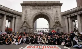  ?? Photograph: Thalia Juarez/The Guardian ceasefire in ?? Protesters halt traffic at the Manhattan Bridge demanding a permanent Gaza, on Sunday.