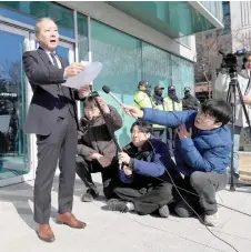  ?? — AFP photo ?? Joo Soo-ho (left), a spokespers­on of the Korean Medical Associatio­n (KMA), speaking to reporters in front of the main gate of KMA in Seoul as police raid its offices.