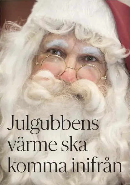  ??  ?? Vill man vara julgubbe räcker det inte med luva, dräkt och skägg. Det viktigaste har man inom sig, säger Klaus Arpia. Han är en julgubbe med scenvana också under resten av året.