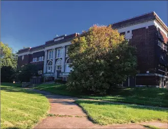  ??  ?? The former Lincoln School, built in 1927, will be razed after historic items are removed.