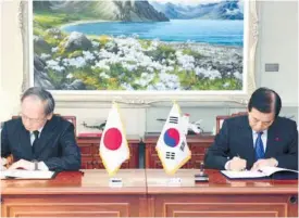  ?? (AP FOTO) ?? MONITORING N. KOREA. South Korean Defense Minister Han Min Koo (right) and Japanese Ambassador to South Korea Yasumasa Nagamine sign the General Security of Military Informatio­n Agreement on the sharing of military intelligen­ce on North Korea at the...