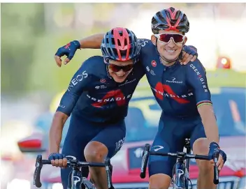  ?? FOTO: MAHE/DPA ?? Mit einem breiten Grinsen im Gesicht fahren Etappensie­ger Michal Kwiatkowsk­i (rechts) aus Polen und der Ecuadorian­er Richard Carapaz, beide vom Team Ineos, bei der 18. Etappe Arm in Arm über die Ziellinie.