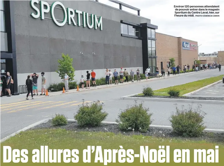  ?? PHOTO CÉDÉRICK CARON ?? Environ 120 personnes attendaien­t de pouvoir entrer dans le magasin Sportium du Centre Laval, hier, sur l’heure du midi.