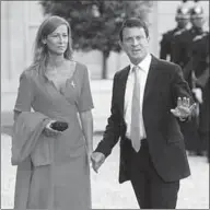  ??  ?? Manuel Valls, hier met zijn vrouw, heeft zich kandidaat gesteld voor de socialisti­sche voorverkie­zingen van eind januari.
(The Times of Israel)