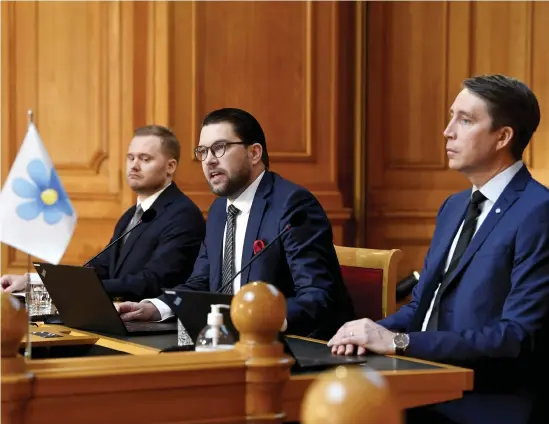  ?? Bild: Henrik Montgomery/tt ?? Sverigedem­okraternas gruppledar­e Henrik Vinge, partiledar­e Jimmie Åkesson och partisekre­terare Richard Jomshof i Andrakamma­rsalen i riksdagen.