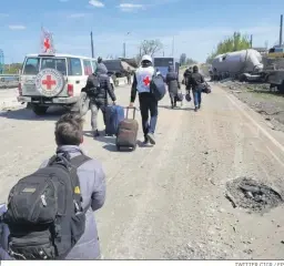  ?? TWITTER CICR / EP ?? Un convoy de civiles evacuados de Mariupol llegan a Zaporiyia.