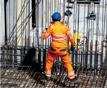  ?? Foto: dpa/Sven Hoppe ?? Trotz der Coronakris­e geht die Arbeit auf dem Bau weiter.