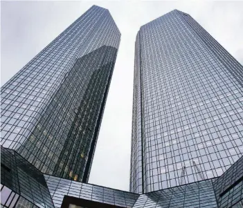  ?? FOTO: AFP ?? Zwillingst­ürme, die Probleme bergen: die Konzernzen­trale der Deutschen Bank in Frankfurt.