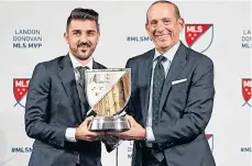  ?? /TWITTER MLS ?? David Villa consiguió, en 2016, el galardón de Jugador Más Valioso en la MLS. Aquí con Don Garber.