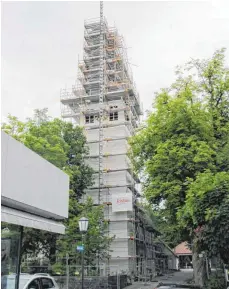  ?? FOTO: GÖTTLING ?? Die Arbeiten am Kirchturm kommen nur langsam voran.