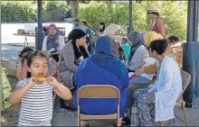  ??  ?? Les parents en profitent pour discuter ou partager des activités