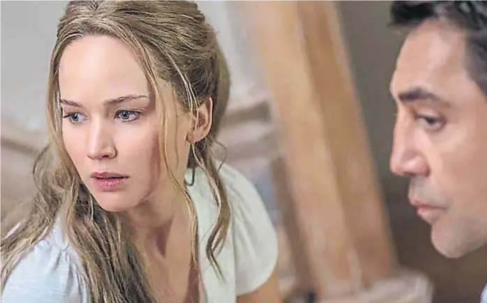  ??  ?? Alguien viene a casa. Jennifer Lawrence y Javier Bardem conforman un matrimonio que se encuentra primero con una sorpresa y luego con el horror.