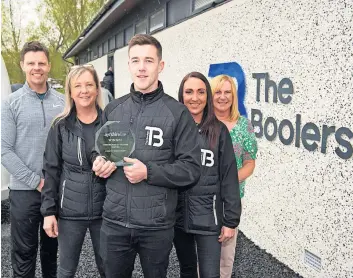  ?? ?? Jubiliants The Boolers manager Ryan McCubbin, and staff in Drongan pictured with the Ayrshire Live Pub of the Year award