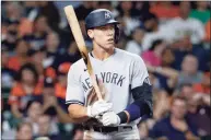  ?? Michael Wyke / Associated Press ?? The Yankees’ Aaron Judge took batting practice on Monday, moving a step closer to returning from the COVID list.