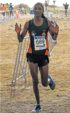 ?? Picture: WERNER HILLS ?? CLASS OF THEIR OWN: Stephanie Smith and Luyanda Tshangana were crowned champions in the Bay Ultra 50km Marathon on Saturday