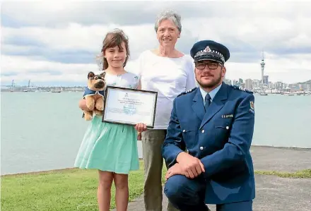  ?? PHOTO: ZIZI SPARKS/FAIRFAX NZ ?? Madeline Vickers, left, with her nana Pat Sutherland, and Sergeant Andrew Francis. Madeline Vickers, 7-year-old hero
