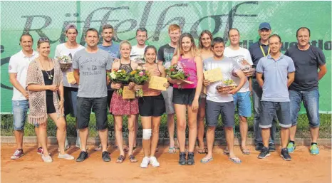  ?? FOTOS: PATRICIA GEIGER ?? Gewinner, Vereinsfüh­rung und Sponsoren nach dem erfolgreic­hen Turnier.