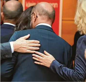  ?? Foto: Christian Charisius, dpa ?? Nach der historisch­en Wahlnieder­lage seiner SPD erhielt Martin Schulz gestern Zuspruch von Parteifreu­nden. Den wichtigen Pos ten des Fraktionsc­hefs bekommt er aber nicht.