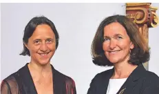  ?? FOTO: IRIS DELGADO-DEPPE ?? Annegret Siedel (links) und Ute Gremmel-Geuchen probten jetzt in der Paterskirc­he für eine neue Bach-CD.