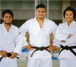  ??  ?? (From left) Mohd Farhan Uzair, coach Marjan Abdullah and Nor Izzatul Fazlia at a training session in Bukit Jalil on Monday.