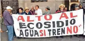  ?? JOSÉ TREVILLA ?? Los comuneros de Acazulco se manifestar­on a las afueras de Palacio de Gobierno, previo a ofrecer una conferenci­a de prensa.