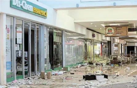  ?? /ANTONIO MUCHAVE ?? Dis-Chem pharmacy in Jabulani Mall after a looting spree in Soweto. It is critical that white business leaders come to terms with our future reality or lootings will become common place.