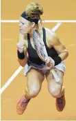  ?? FOTO: DPA ?? Da darf man schon mal abheben: Laura Siegemund steht wieder im Viertelfin­ale.