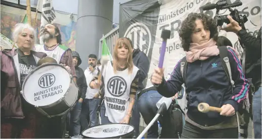  ?? ?? Protesta de ATE por los despidos en el Estado frente a la secretaria de Trabajo, una de las dependenci­as con mayores bajas a finales de marzo