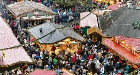  ?? Archivfoto: Ulrich Wagner ?? So kennt man das: Menschen, die sich auf Weihnachts­märkten – unser Foto zeigt den Augsburger Christkind­lesmarkt – durch die engen Gassen drängen und in großen Gruppen vor den Glühweinst­änden stehen. In diesem Jahr wird das so nicht möglich sein.