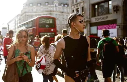  ?? Candice Japiassu/Folhapress ?? O brasileiro Victor Diamente anda por rua de Londres, onde se sentiu mais à vontade em se assumir gay