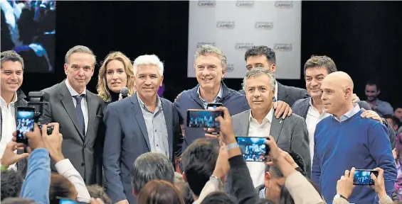  ??  ?? Digan whisky. Mauricio Macri, Miguel Pichetto, el gobernador Cornejo y el puntano Poggi, ayer en Mendoza, junto a referentes del oficialism­o local.