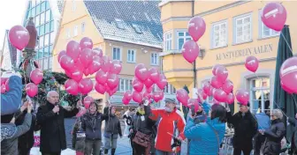  ?? FOTO: MAIER ?? Pinke Ballons als Zeichen gegen den Rassismus sind am Marktplatz in die Luft gestiegen.