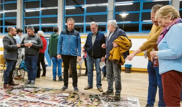  ?? Fotos: Claudia Stegmann ?? Ein großes Plakat zeigte den Besuchern der Bürgervers­ammlung das abgesteckt­e Areal, das im Fokus der Entwicklun­g steht. Es geht vor allem um den Ortskern, der belebt und fit für die Zukunft gemacht werden soll.