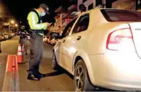  ??  ?? MONITOREO. El personal policial brinda mayor seguridad desde el pasado lunes.