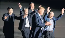  ?? [ Reuters ] ?? Donald Trump nahm Außenminis­ter Mike Pompeo und die drei freigelass­enen Amerikaner auf dem Luftwaffen­stützpunkt Andrews mitten in der Nacht persönlich in Empfang.