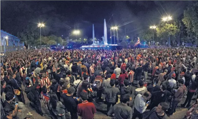  ??  ?? INVASIÓN. Nada más conseguir el título en Lyon, centenares de seguidores del Atlético se concentrar­on en la plaza de Neptuno para festejar el gran éxito.