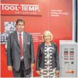  ??  ?? Robert Nechvatal (Geschäftsf­ührung) und Susanne Meichle (Vertrieb) vertreten die Tool-Temp mit Niederlass­ung in Meckenbeur­en.