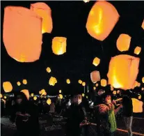  ?? KYODO / REUTERS ?? Homenagem. Lanternas iluminam o céu de Fukushima