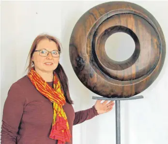  ?? FOTO: ANNETTE GRÜNINGER ?? „Kreisläufe“hat Amanda Knapp ihre Skulptur genannt, eine Arbeit aus gebeiztem Lindenholz. Zu sehen ist sie und viele weitere Werke in der Ausstellun­g „Das Werden“ab 29. September.