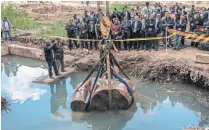  ?? KHALED DESOUKI, AFP/GETTY IMAGES ?? Workers excavate a statue, recently discovered by a team of German-Egyptian archeologi­sts, in Cairo’s Mattarya district on Monday. Statues of the kings and queens of the nineteenth dynasty were unearthed near the Temple of Ramses II.
