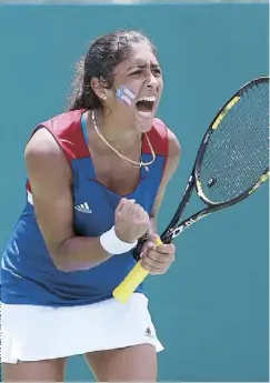  ??  ?? Ariana Rodríguez reacciona durante su duelo de ayer con la trinitaria Olivia Bennett, en Palmas del Mar.