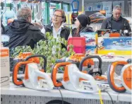  ?? FOTO: WOLFGANG LUTZ ?? Fachliche Beratung wie bei der Firma Zimmermann ist in den Ertinger Geschäften selbstvers­tändlich.