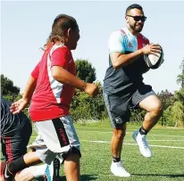  ??  ?? Quick step: Alofa Alofa coaching kids
