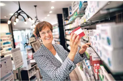  ?? RP-FOTO: RALPH MATZERATH ?? Ulrike Peterseim führt die 1968 von ihrem Vater Bert Heuken gegründete und ab 1977 für 28 Jahre von Mutter Gisela Heuken geführte Schwanen-Apotheke seit 2004.