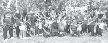  ??  ?? (Gambar atas) ANTARA peserta merakamkan gambar kenangan bersama sebelum mendaki. (Gambar kiri) PESERTA yang menyertai aktiviti mendaki Bukit Kinandukan.