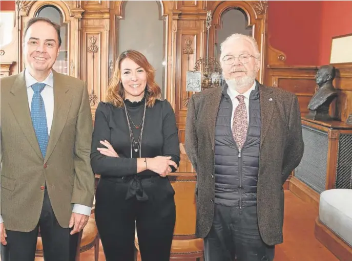  ?? // RAÚL DOBLADO ?? León y Tomás Giménez Villa, en el despacho de don Torcuato Luca de Tena en la Casa de ABC de Sevilla